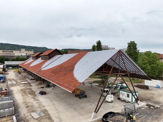 Manufacturing a custom-made glass roof tile