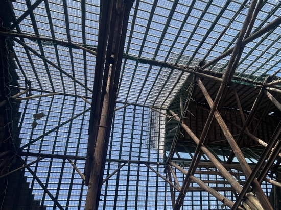 Manufacturing a custom-made glass roof tile