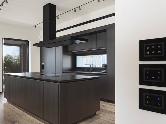 AVE: Home Automation and Touch Controls for a Contemporary Villa in Franciacorta