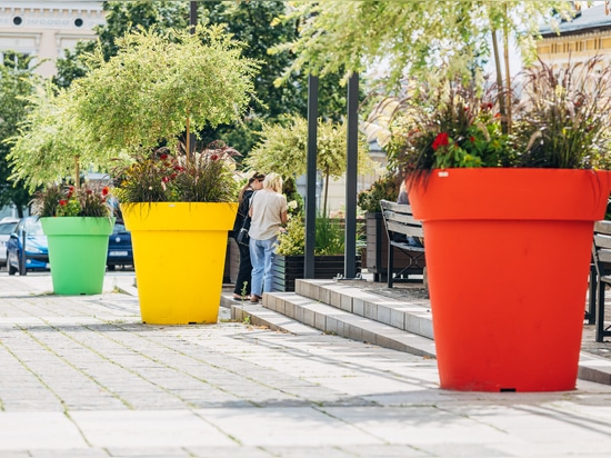 Large urban planters: flexible solutions for public spaces