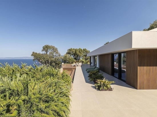 Déco signs a sea-view terrace in Milazzo