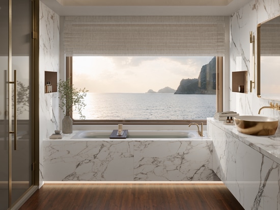 Bathtub, washbasin, wall cabinets and walls: Marmoker Calacatta Extra