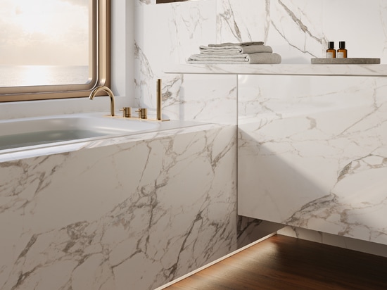 Bathtub, washbasin, wall cabinets and walls: Marmoker Calacatta Extra