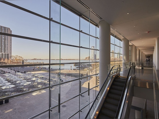 The transparency of the all-glass façade creates openness and allows an unobstructed view of the Hudson River. Disturbing metal constructions are unnecessary thanks to the 7m long glass suspension ...