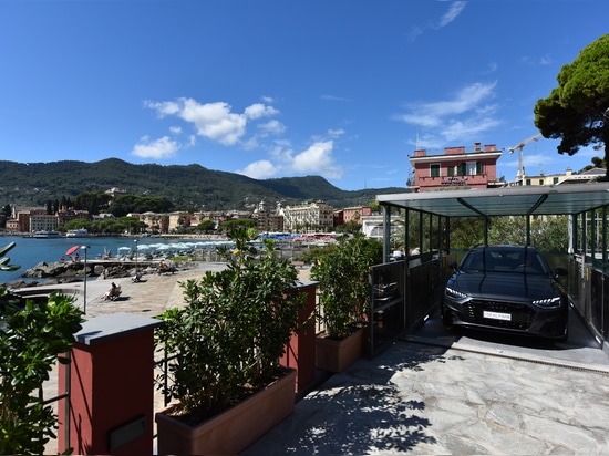 Outdoor car lift integrated into the seafront Hotel Metropole
