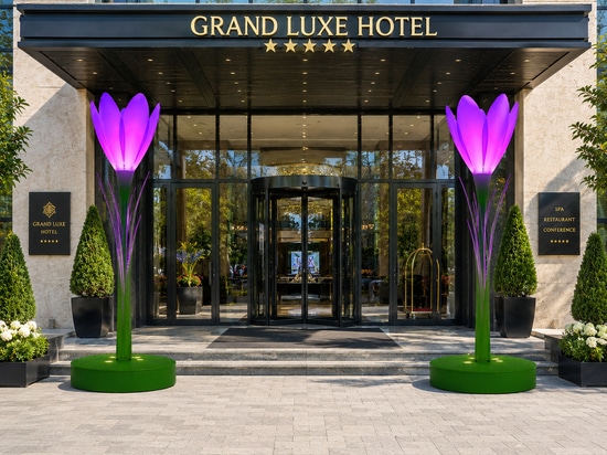 Summer decorations: seasonal installations that transform public spaces