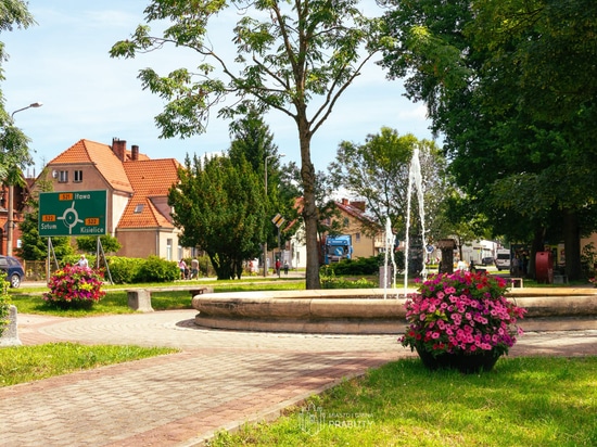 Flower towers and hanging planters: the Prabuty example