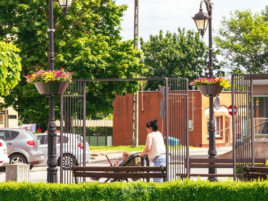 Flower towers and hanging planters: the Prabuty example