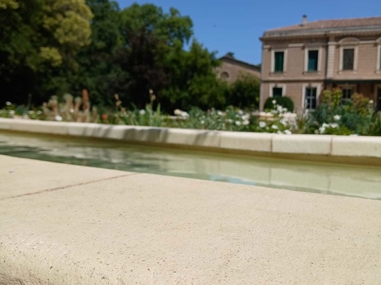 New concrete surround for a public fontain