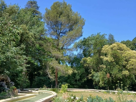 New concrete surround for a public fontain