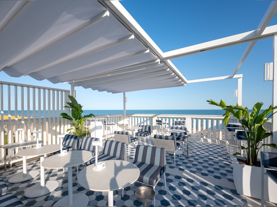 Seafront elegance: the rooftop "1923 Casa Bianca" by KE
