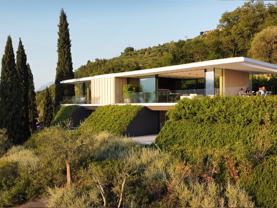 Beyond the waterline: where ceramic surfaces meet the horizon