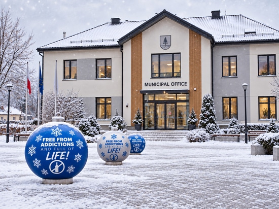 Meaningful Christmas Decorations: XXL Baubles with a Message