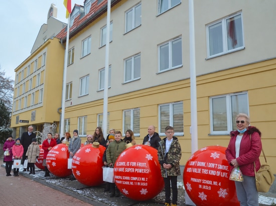 Meaningful Christmas Decorations: XXL Baubles with a Message