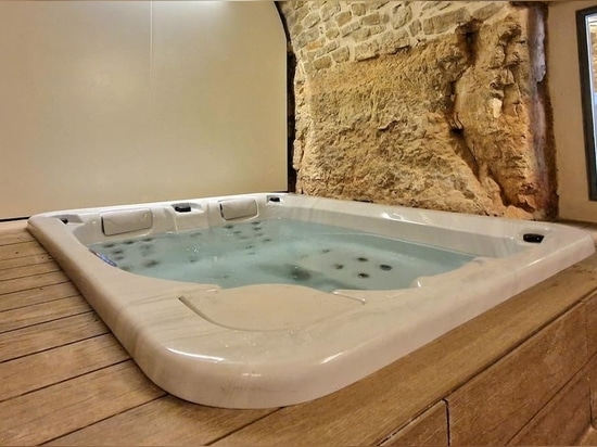 Strategies for increasing the average daily rate (ADR) by incorporating hydromassage areas into hotel suites