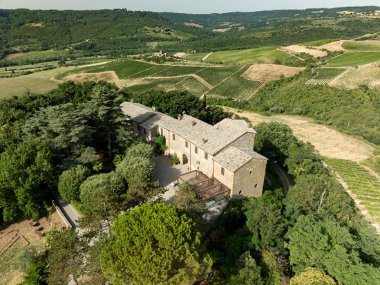 Harmonies of land and light: KE's project among the vineyards and olive groves of the Umbrian hills