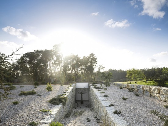 THE HILL CORK HOUSE BY CONTAMINAR ARQUITECTOS