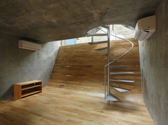 TAKESHI HOSAKA’S HOUSE INCREASES TOTAL AREA WITH CURVED FLOORS