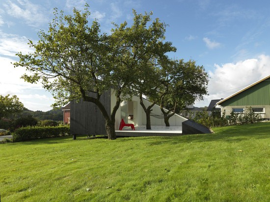 SAUNDERS ARCHITECTURE DESIGNS A LITTLE “SLICE” IN THE GARDEN