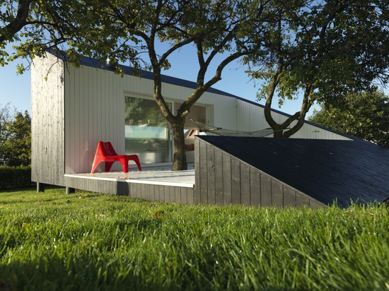 SAUNDERS ARCHITECTURE DESIGNS A LITTLE “SLICE” IN THE GARDEN