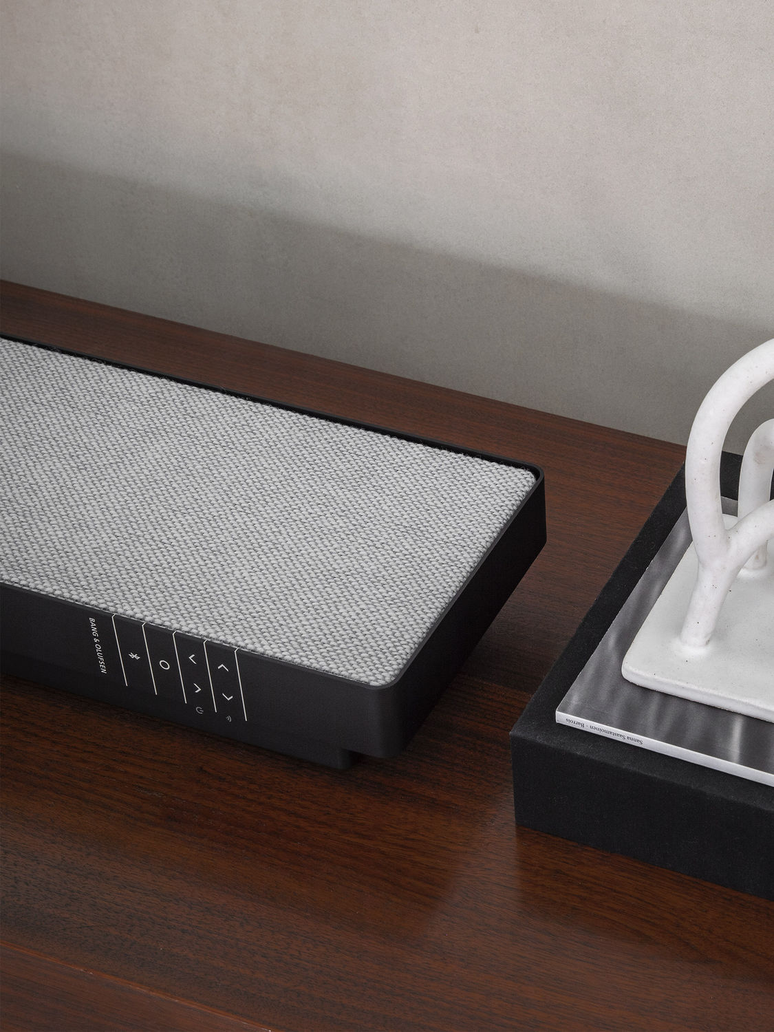 壁取り付け式ポール型スピーカー - BEOSOUND STAGE - BANG