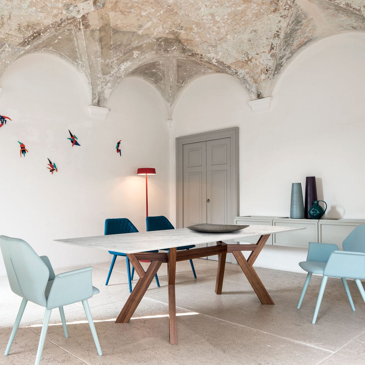 木製と大理石のクラシックテーブル 57159-8448320.jpg