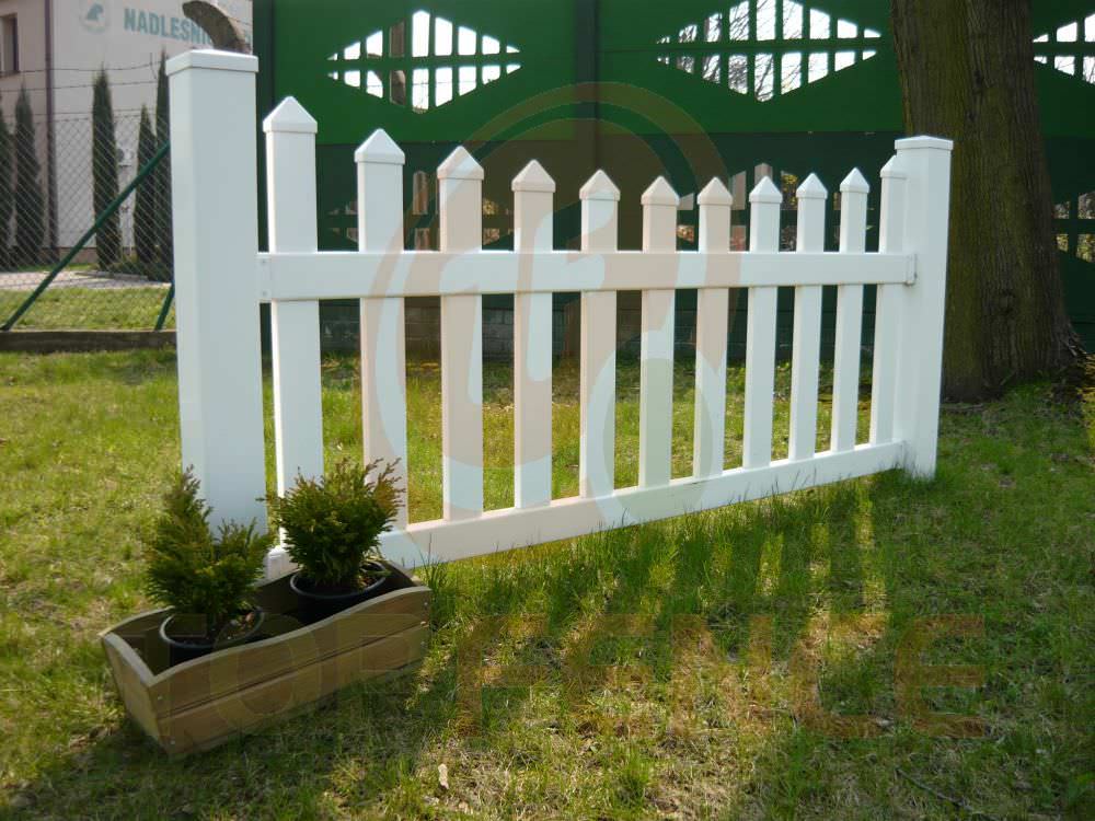 clôture en PVC brise-vue coin repas plein air buis boules