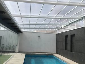 背の高いプールエンクロージャー