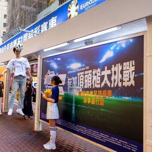 吊り下げ式ディスプレイパネル