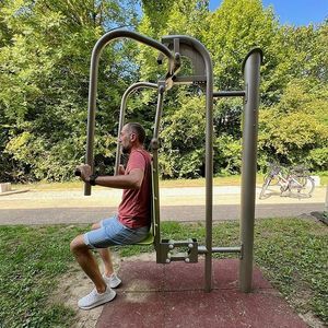 チェストプレス筋力トレーニングマシン