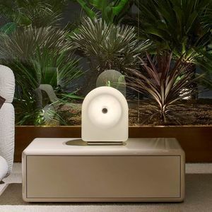 現代風ベッドサイドテーブル