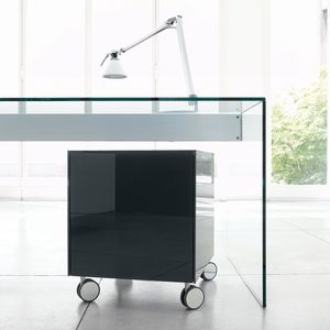 漆塗りを施したガラス製オフィスユニット