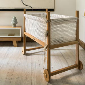 キャスター付ベビーベッド 1