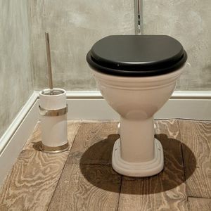 古い鉄製トイレブラシホルダー 1