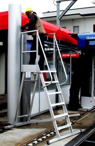 作業用プラットフォｰム付きはしご 1