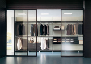 壁取り付けウォークインクローゼット