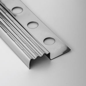 ステンレススチール製階段用段鼻部材 1