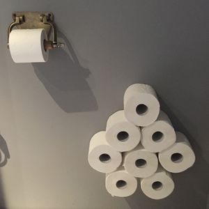 壁取り付け式トイレットロール紙保持具 1