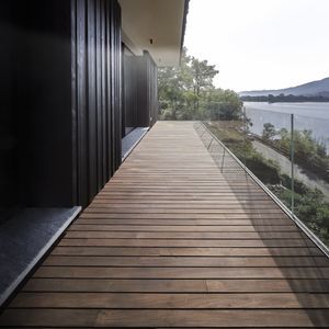 木材・プラスチック複合材床材