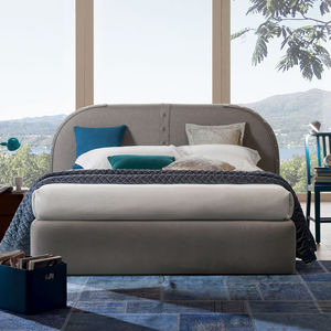 ダブルベッド 1