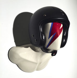 壁面ヘルメットホルダー