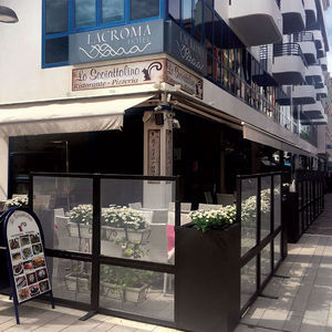 金属製風除けパネル