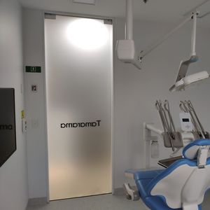 ガラス製スライド式ドア用間仕切りシステム 1