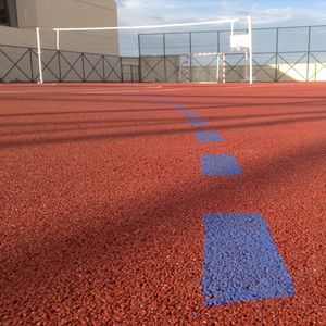 屋外用スポーツ施設用床材