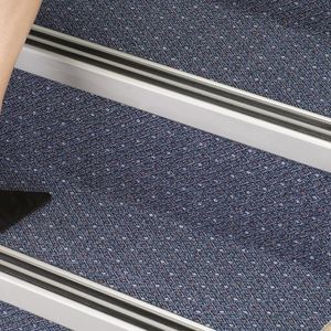 アルミニウム階段用段鼻部材 1