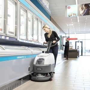手押し式自動床洗浄機