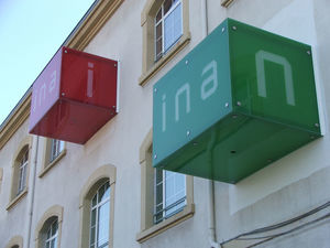 埋め込み式広告看板