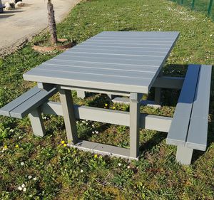 現代風ピクニック用テーブル