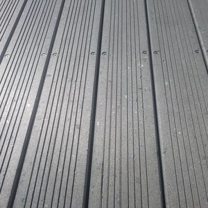 再生プラスチック製デッキ床材板