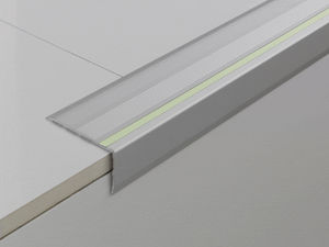 スチール階段用段鼻部材 1